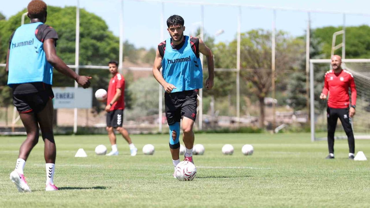 Sivasspor çift antrenmanla 2026-2027 sezonu hazırlıklarını sürdürdü