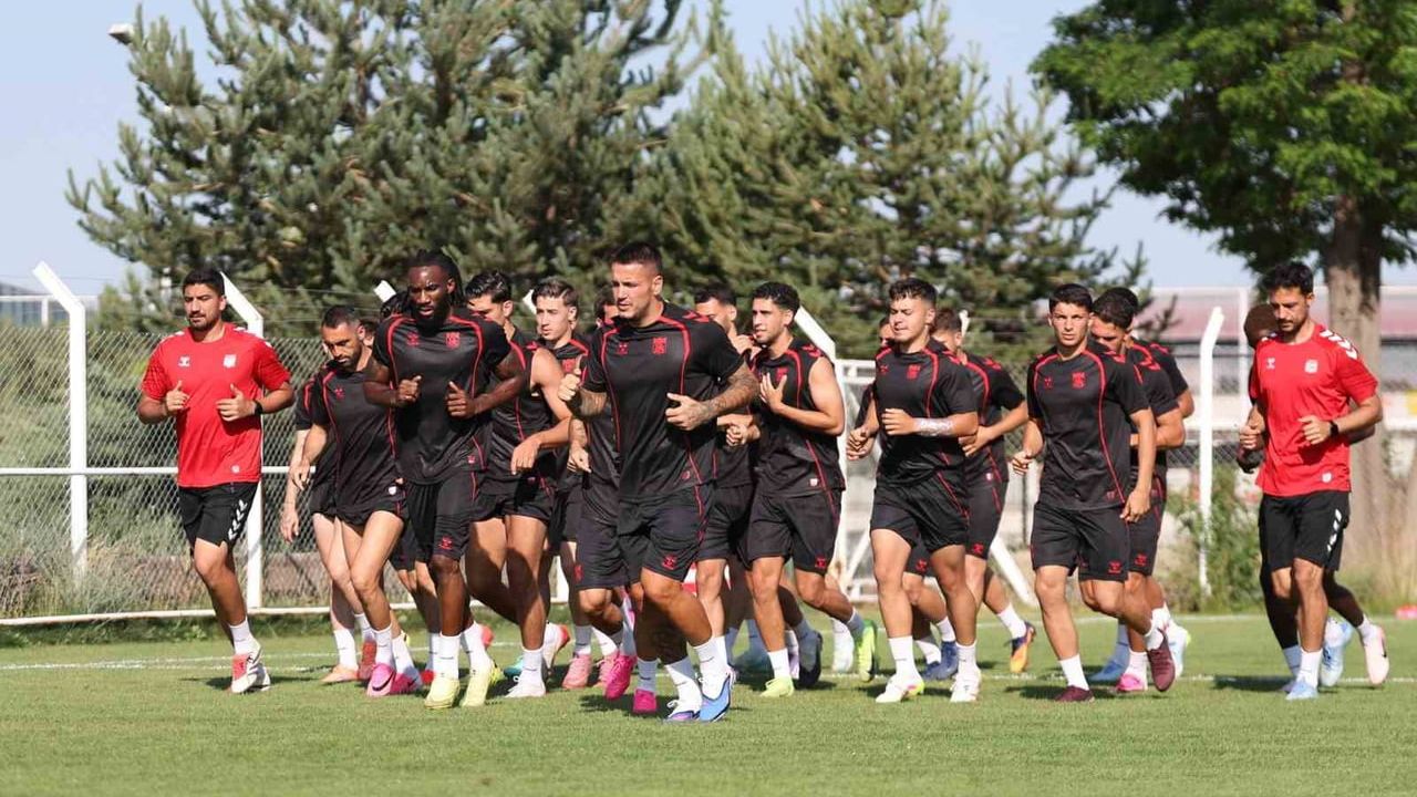 Sivasspor çift antrenmanlarla yeni sezona hazırlanıyor
