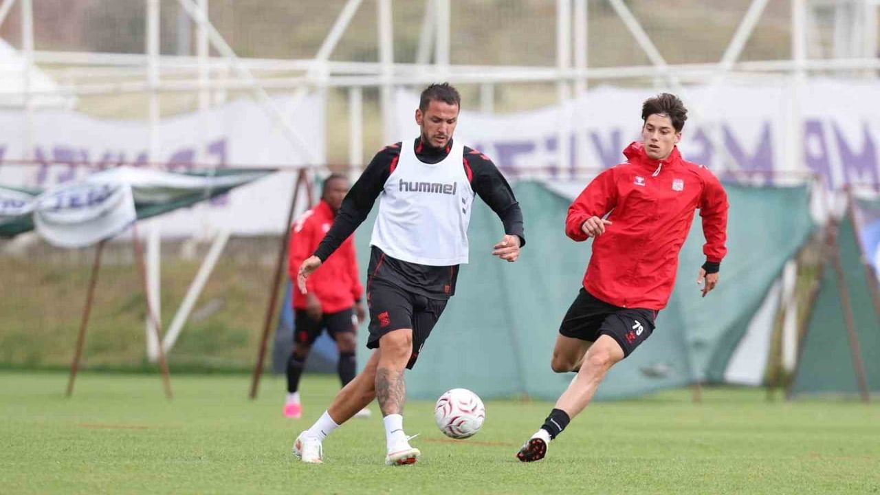 Sivasspor Erciyes'te çift antrenmanla tempoyu yükseltiyor
