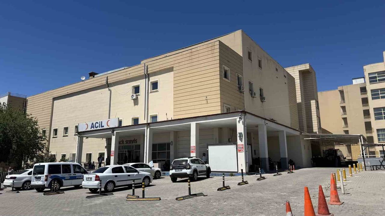 Siverek karayolunda traktörle çarpışma: dört kişi yaralandı