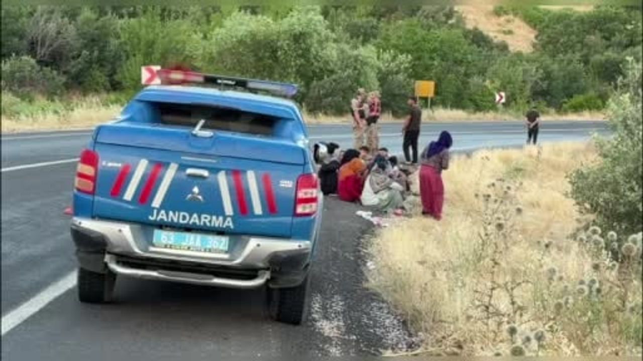 Siverek'te Nissibi köprüsü yakınında işçi minibüsü şarampole yuvarlandı