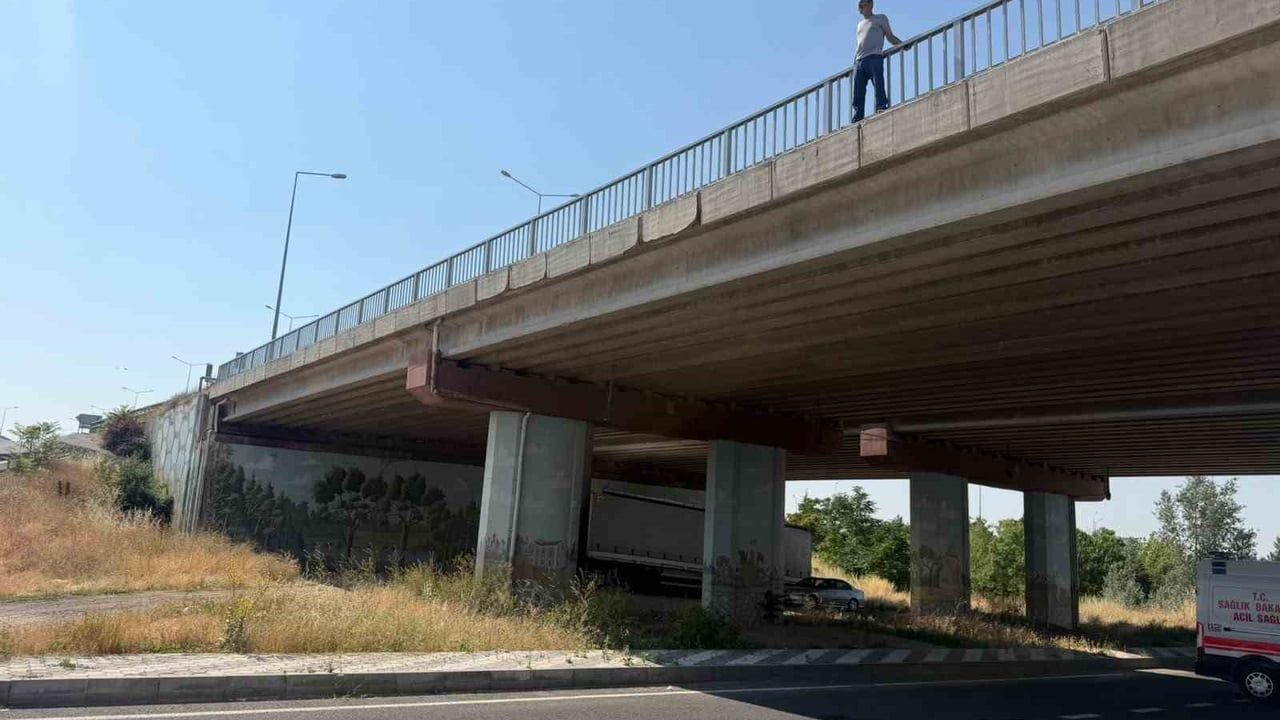 Sivrihisar'da üst geçide çıkan kişi nedeniyle Eskişehir-Afyonkarahisar yolu kısa süre trafiğe kapandı