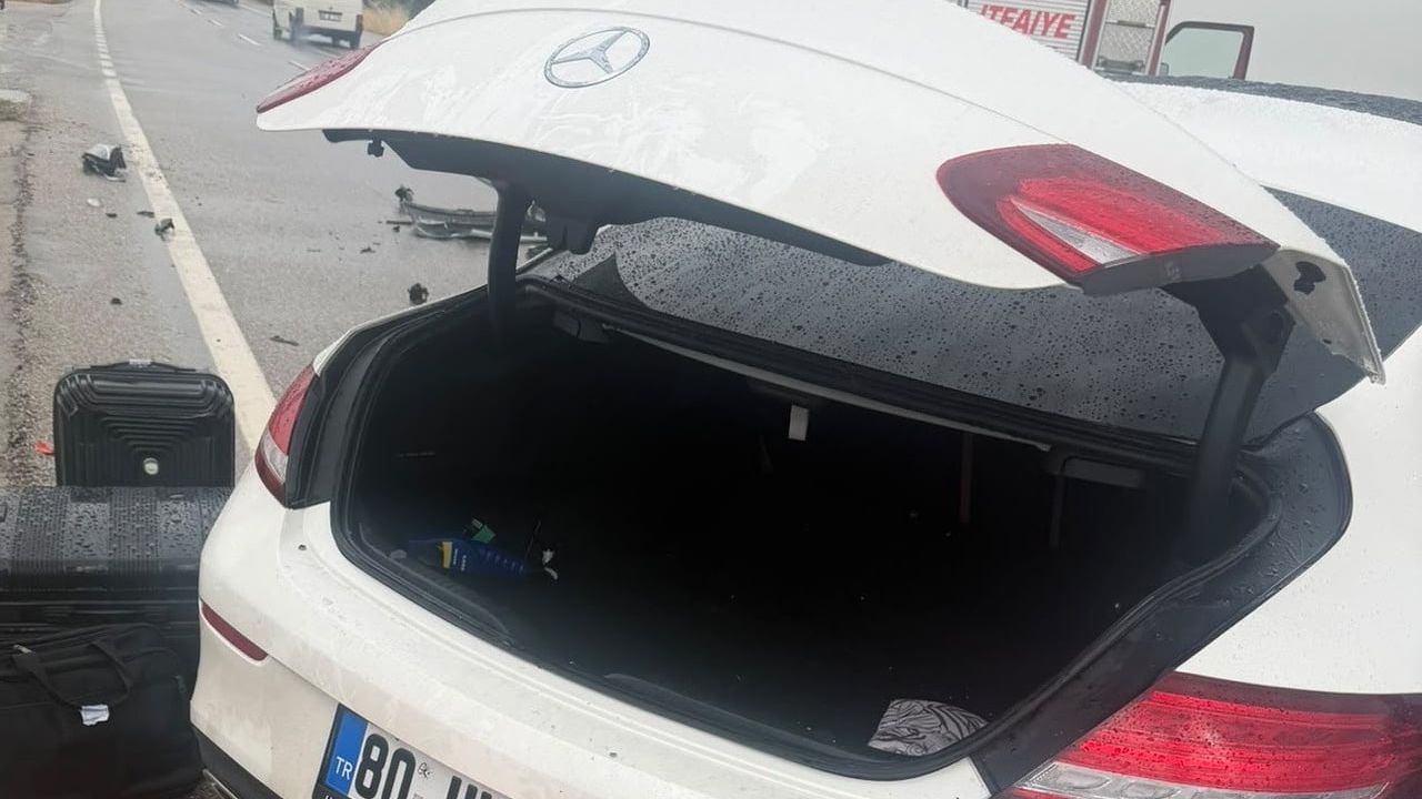 Sivrihisar'da yağmurun ardından üç aracın karıştığı zincirleme kaza: iki ağır yaralı