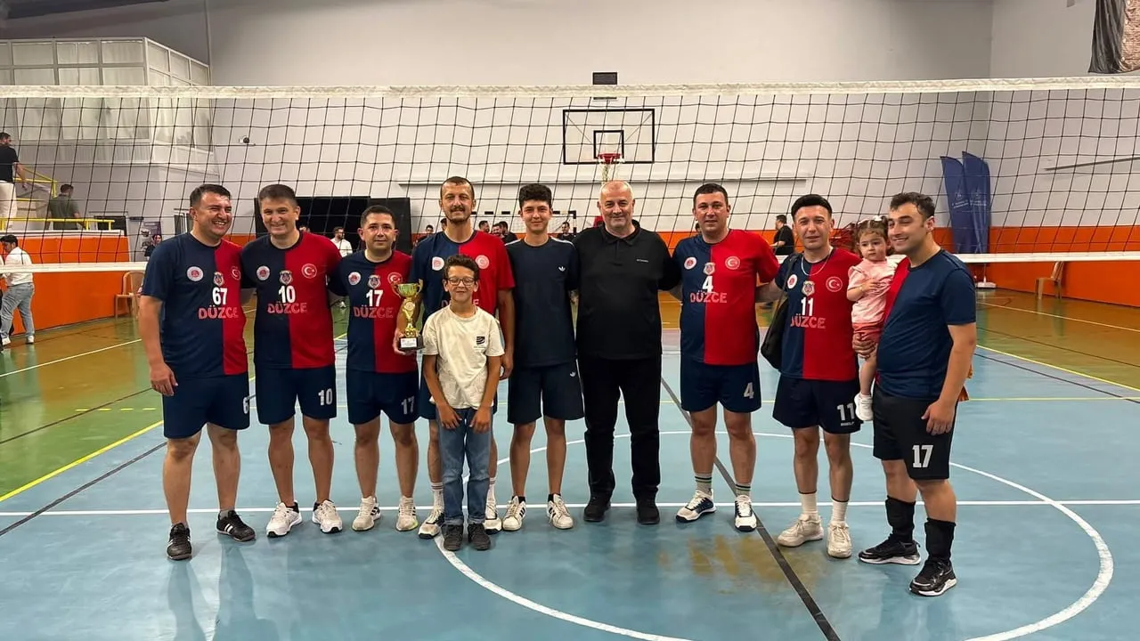 Sofiler takımı Çilimli'de düzenlenen voleybol turnuvasının şampiyonu oldu