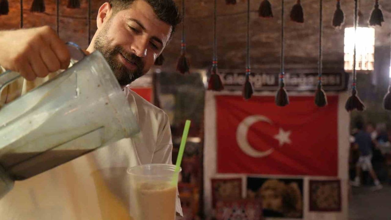 Soğuk menengiç kahvesi Kaleoğlu Mağarası'nda serinlik sunuyor