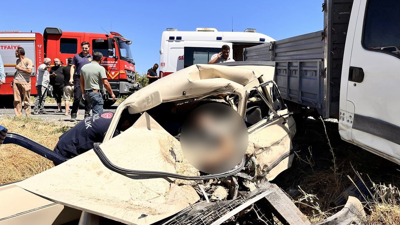 Söğütçayı'nda kafa kafaya çarpışma: 70 yaşındaki sürücü yaşamını yitirdi