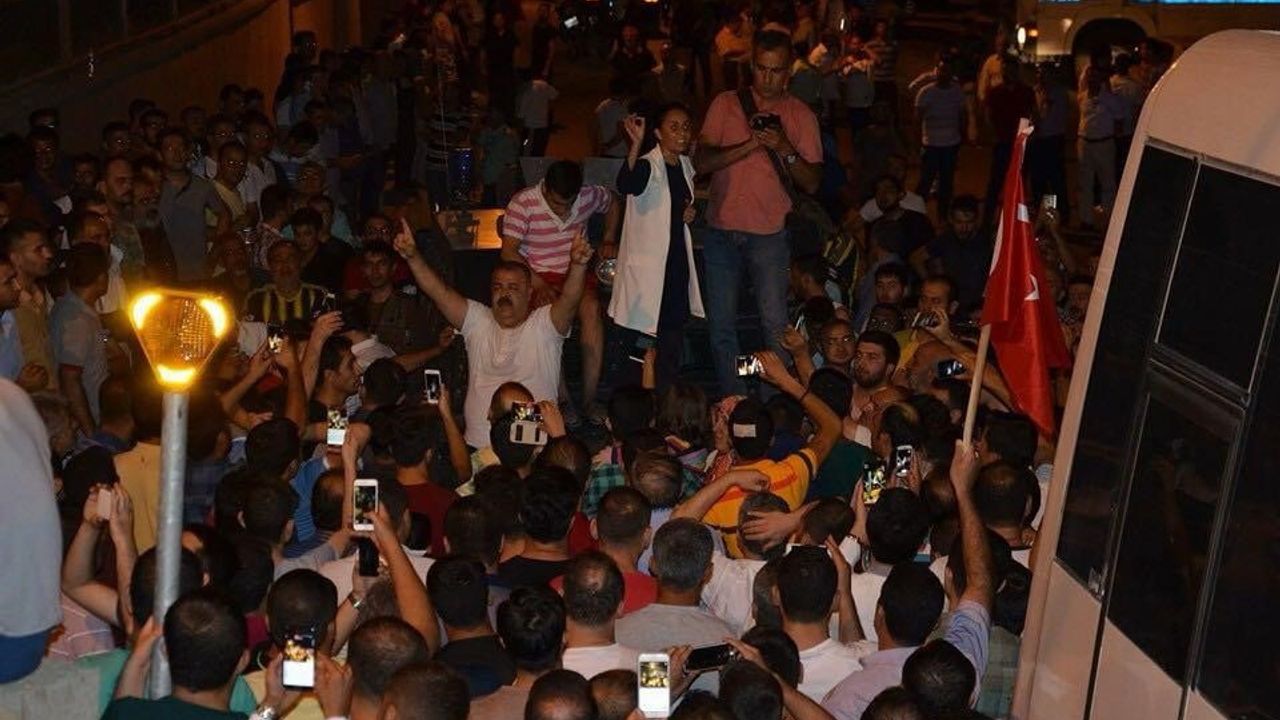 Sokağa çıkma yasağını hiçe sayıp darbecilere geçit vermediler