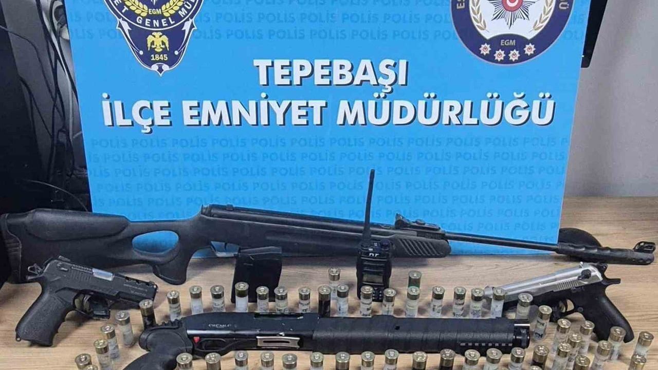 Sosyal medyada silah paylaşan iki kişi evlerinde mühimmatla yakalandı