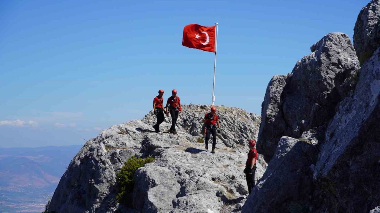 Spil'in zirvesinde 15 Temmuz anmasında gaziler bayrağı göndere çekti