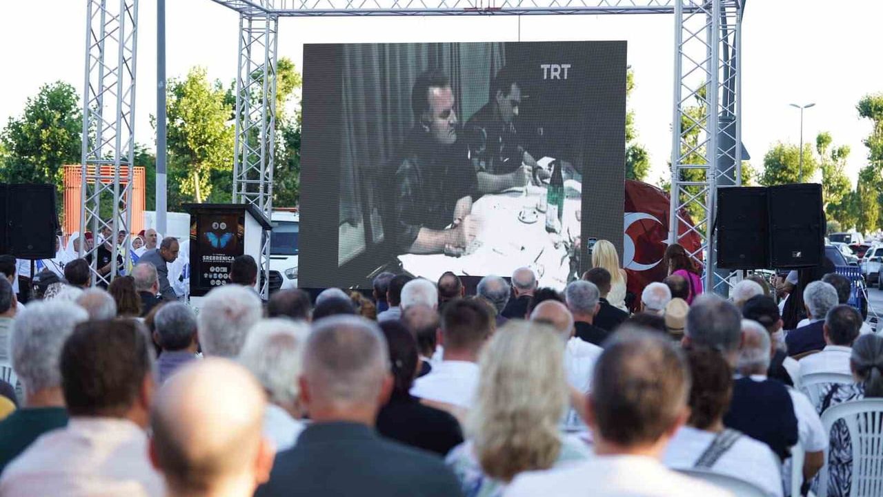 Srebrenitsa soykırımı şehitleri Kartal’da karanfillerle anıldı