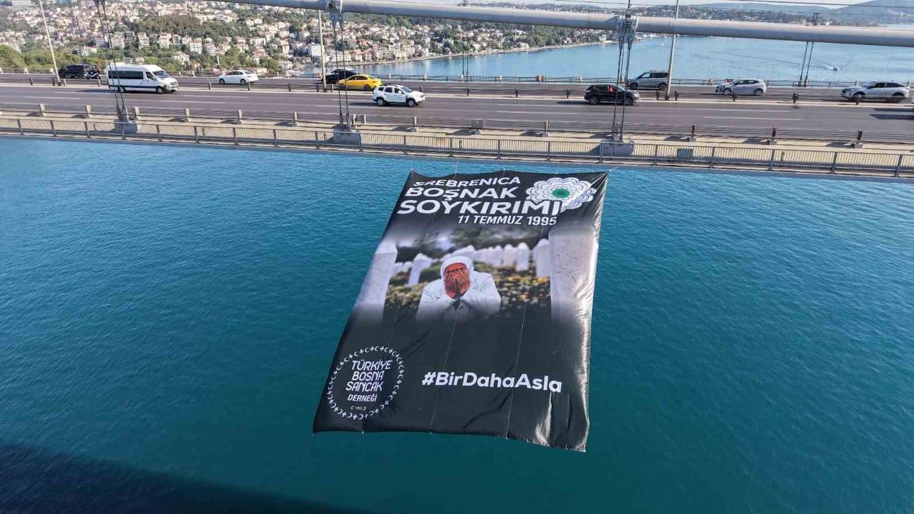 Srebrenitsa soykırımının 31. yıl dönümünde İstanbul boğaz köprülerine pankartlar asıldı