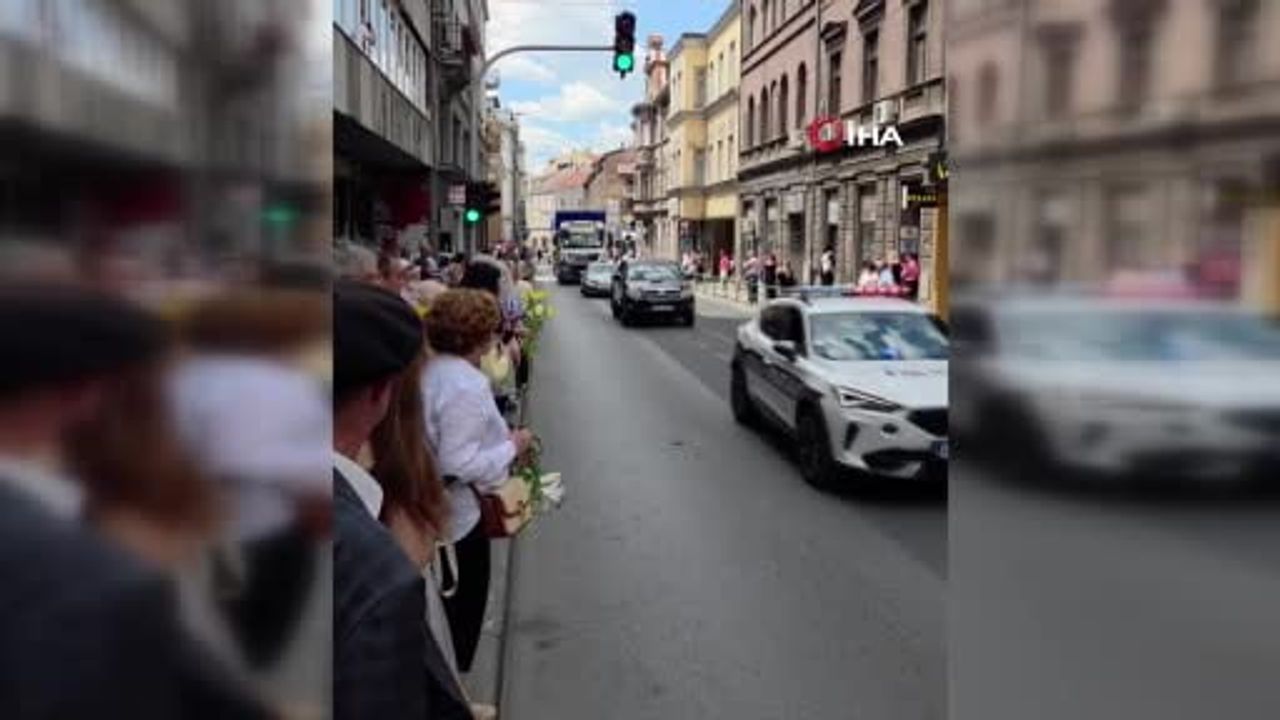 Srebrenitsa'ya uğurlanan 10 şehidin cenazesi Saraybosna'dan geçti