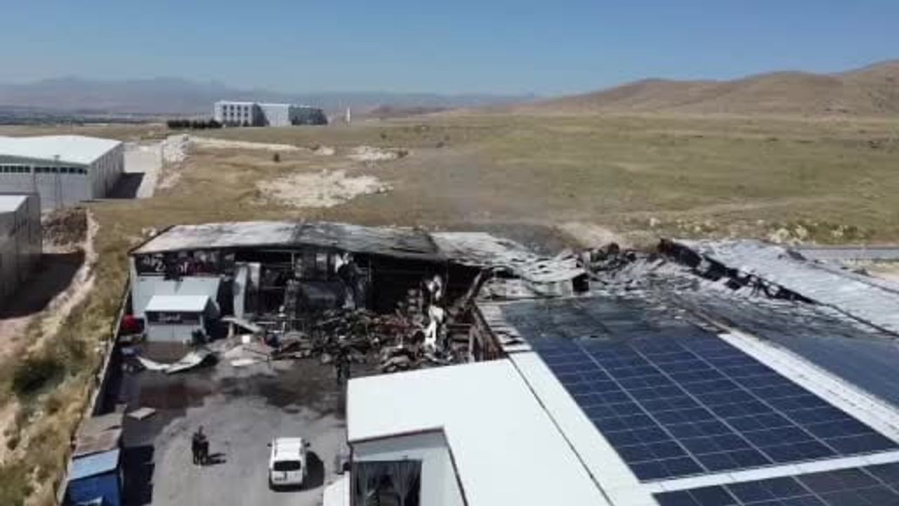 Sucuk fabrikası Afyonkarahisar'da yangın sonrası enkaza döndü