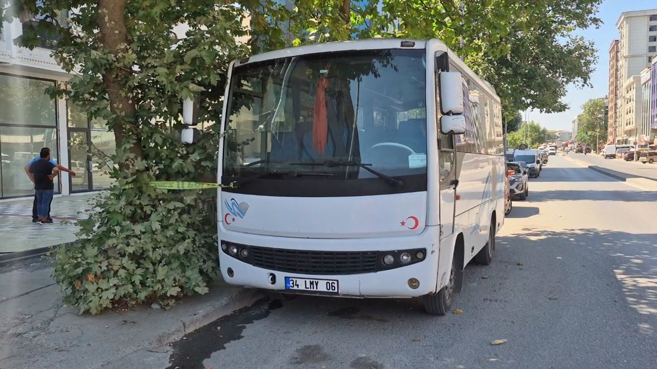 Sultangazi'de 3 gündür kayıp olan 73 yaşındaki adam park halindeki servis minibüsünde ölü bulundu