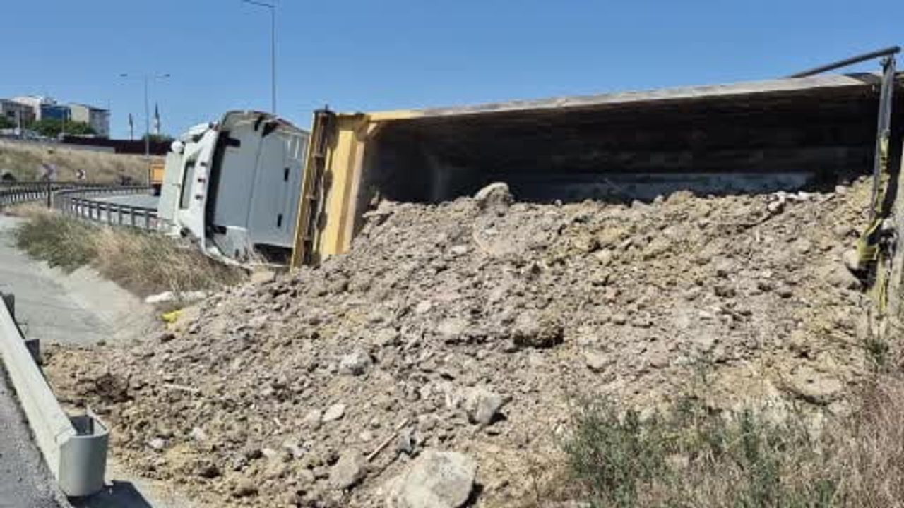 Sultangazi'de hafriyat kamyonu virajı alamayıp yan yattı