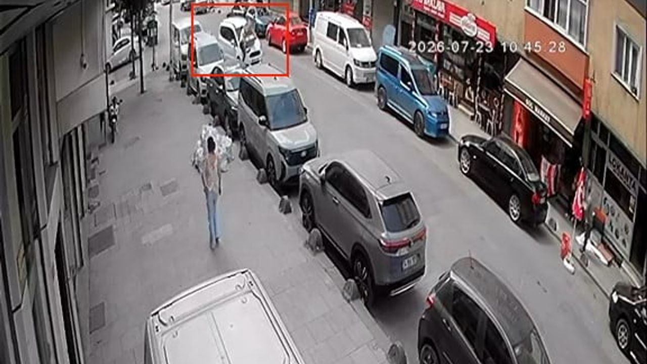 Sultangazi'de kurye araca çarpıp yere savruldu, anlar kamerada