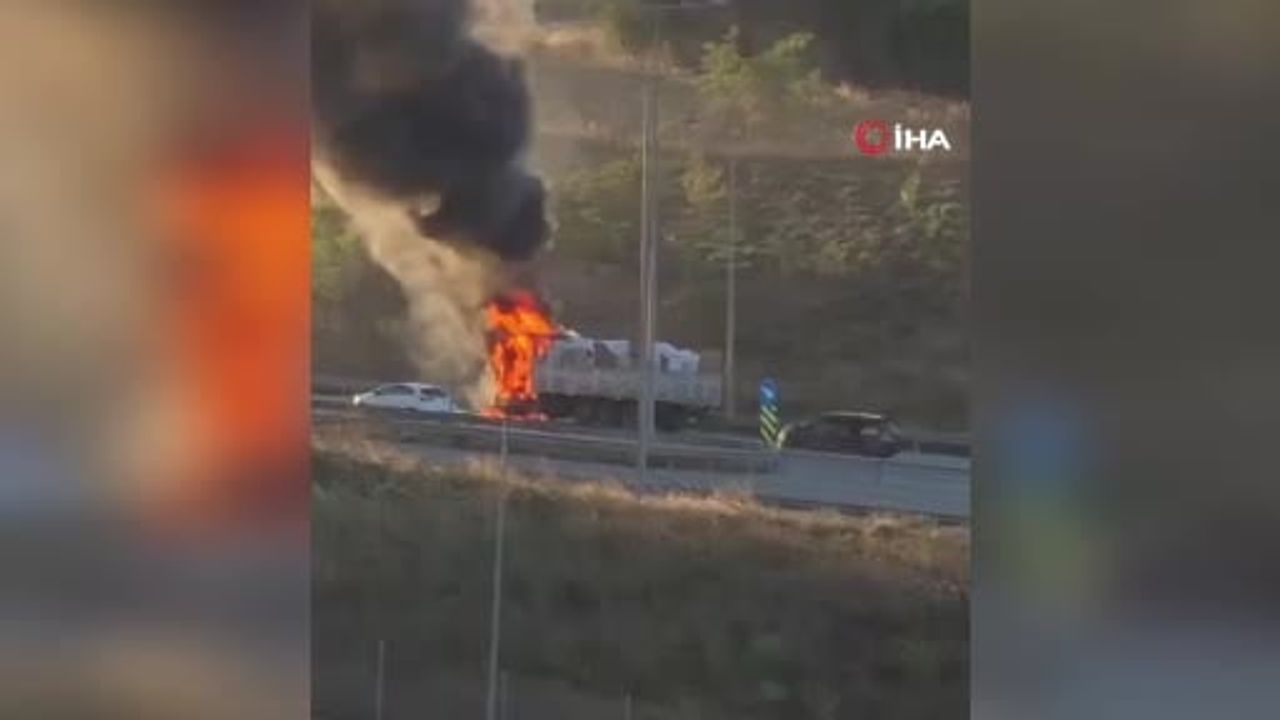 Sultangazi'de malzeme yüklü kamyonun motorunda yangın çıktı