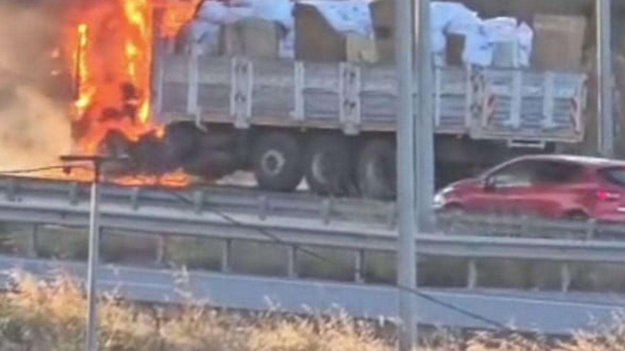 Sultangazi'de motor kısmında çıkan yangın kamyonun önünü kullanılmaz hale getirdi