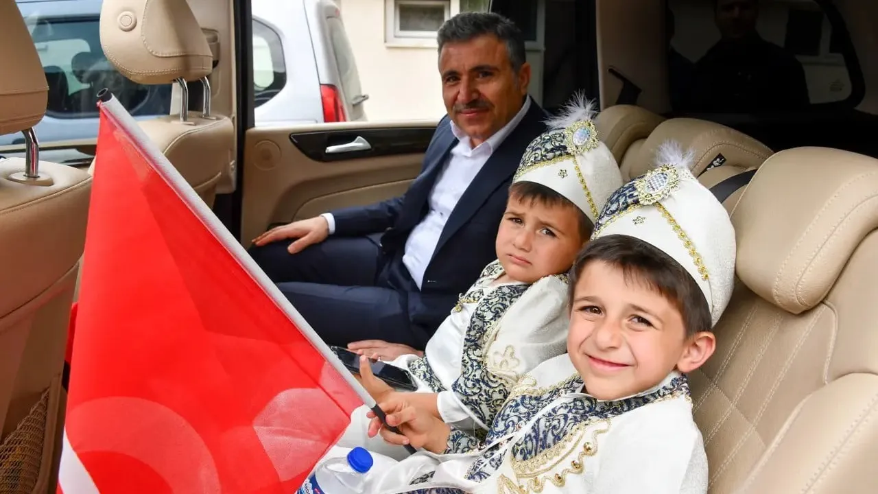 Sünnet çocukları valinin makam aracıyla şehir turu yaptı