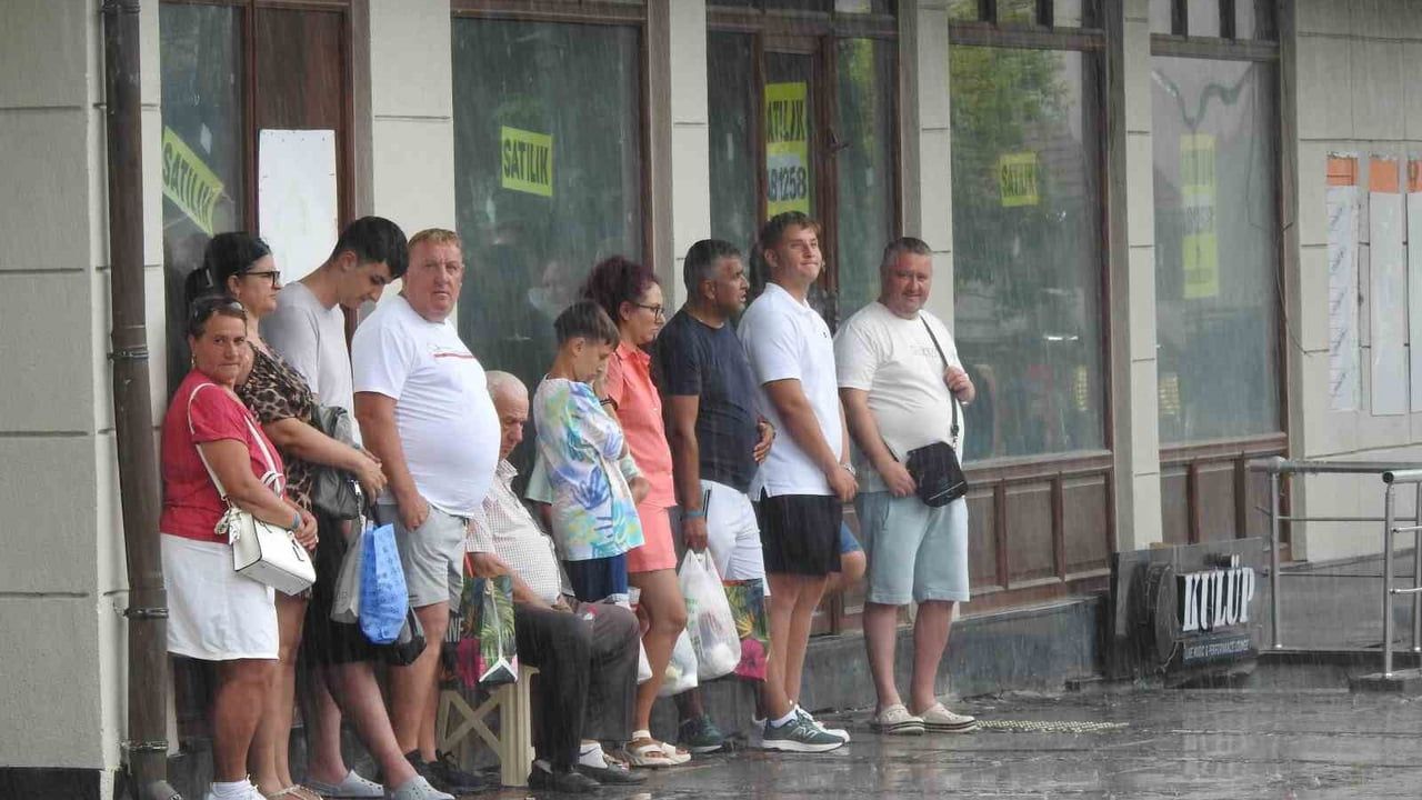 Sürpriz sağanak Saraçlar Caddesi'nde çocukların oyununa dönüştü
