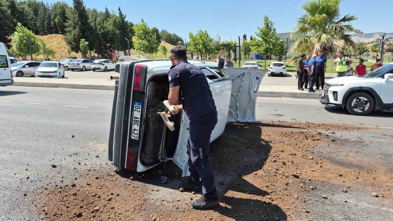 Sürücünün hakimiyeti kayboldu; refüje çarpan araç takla attı, 1 yaralı