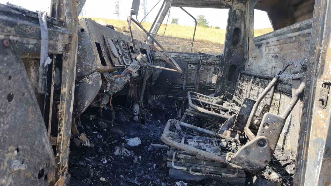 Susurluk'ta alevlenen araç çevre arazisine sıçradı, itfaiye hızla müdahale etti