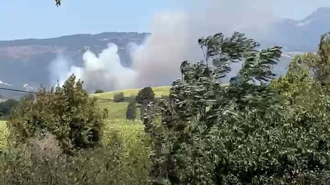 Susurluk’ta kaplıca çevresinde çıkan yangın için helikopter destekli müdahale sürüyor