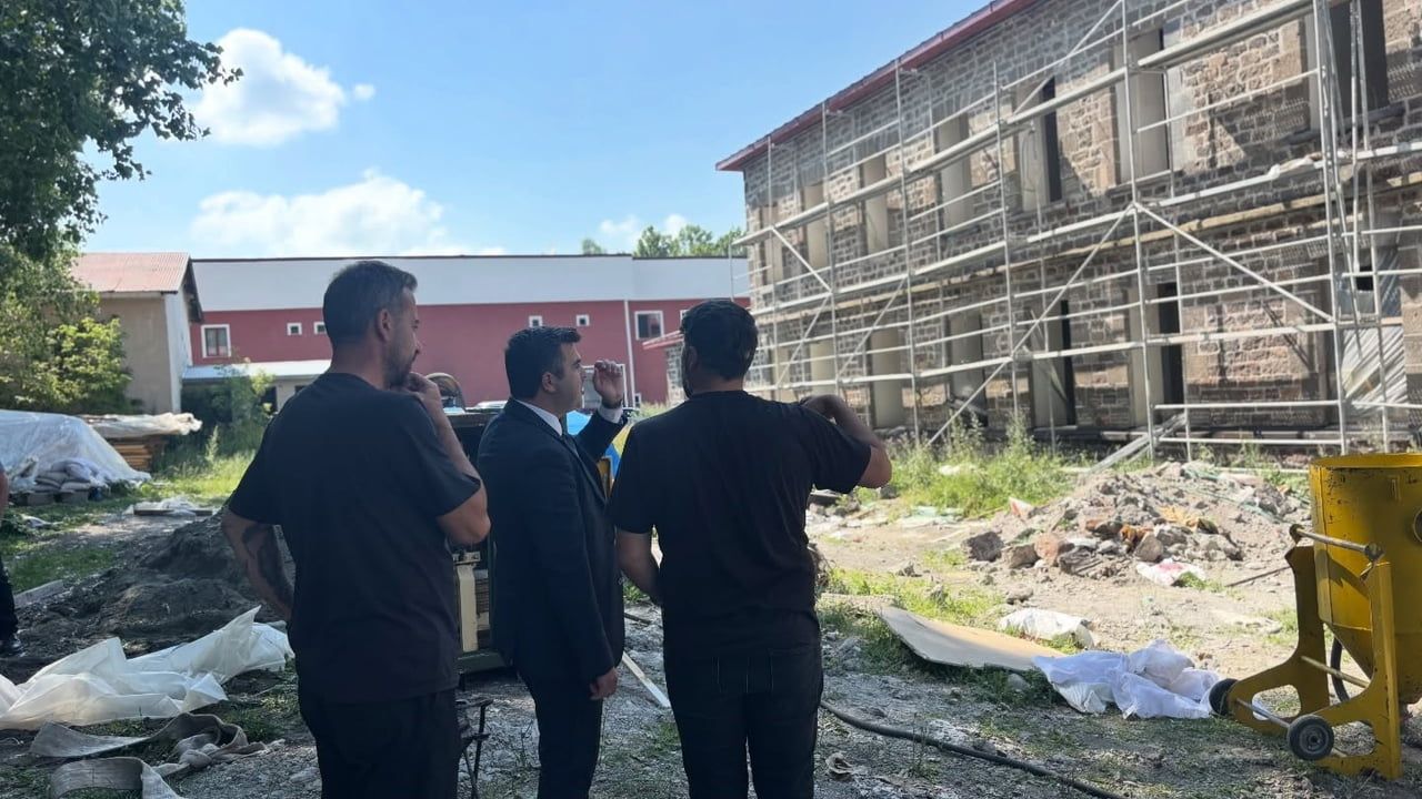 Susuz'da yeni hükümet konağı restorasyonu sürüyor: kaymakam Furkan Öztürk çalışmaları yerinde inceledi