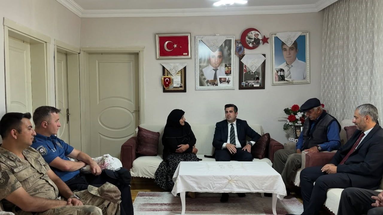 Susuz kaymakamı Öztürk'ten şehit ailesine anlamlı ziyaret