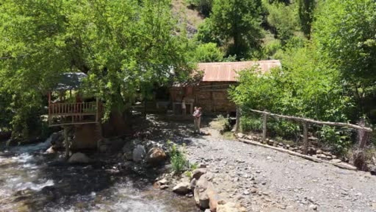 Suyla ayakta: Feke'de beş asırlık değirmen geleneksel üretimi sürdürüyor