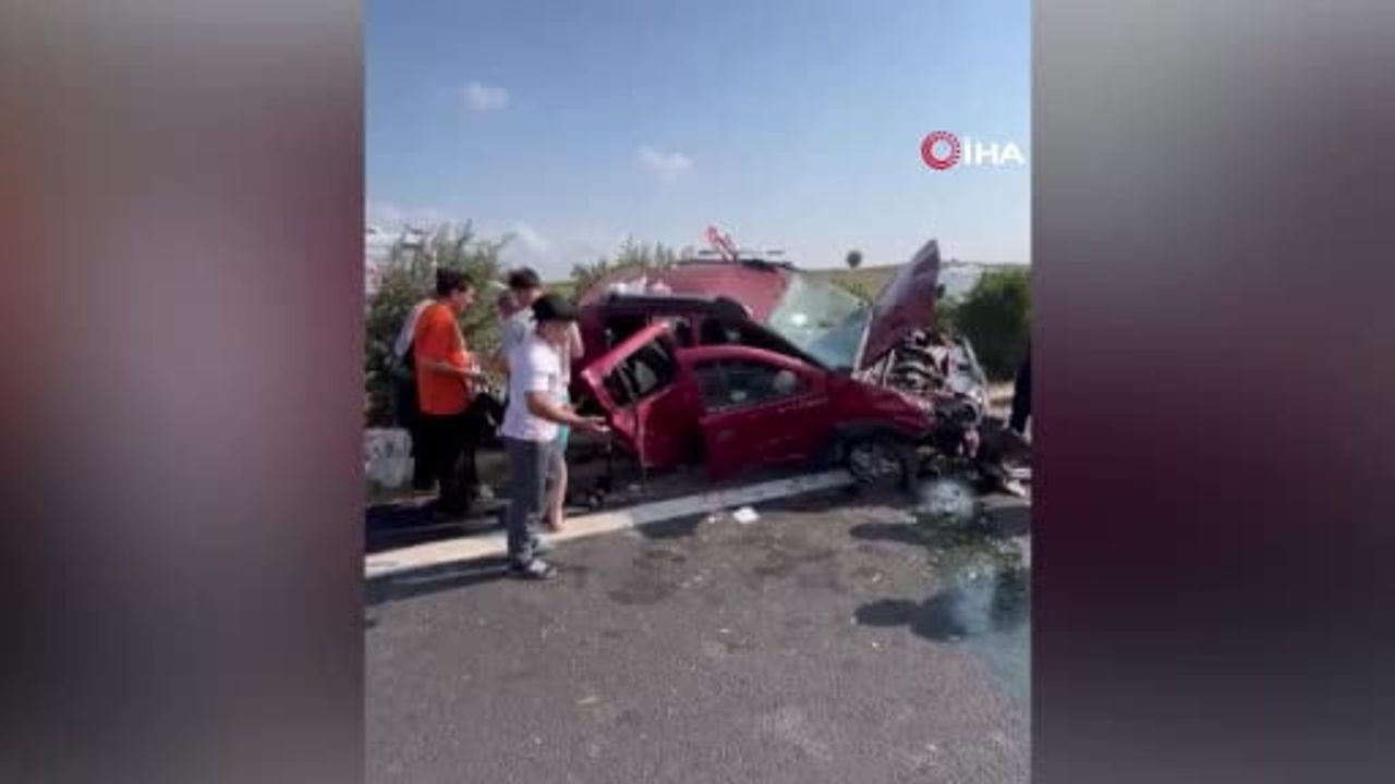 TAG otoyolu'nda otomobil bariyerlere çarptı: 1'i çocuk 5 yaralı