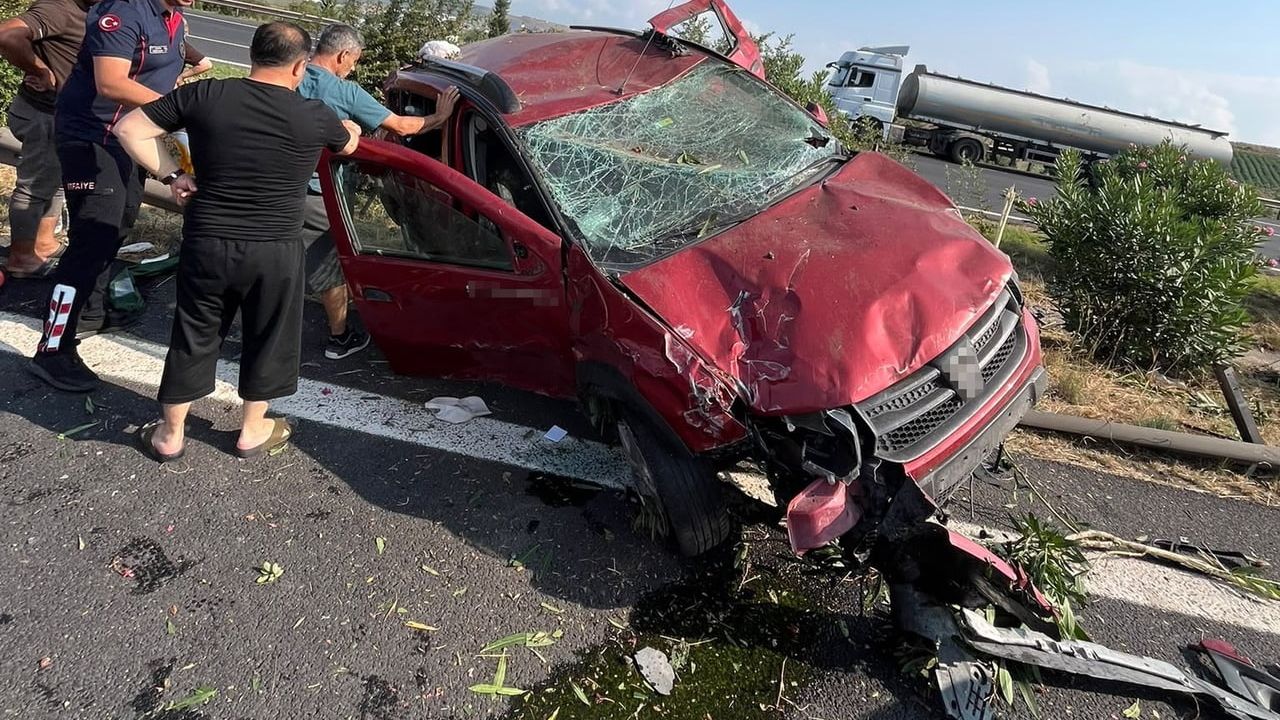 TAG Otoyolu'nda otomobil bariyerlere çarptı: 1'i çocuk 5 yaralı