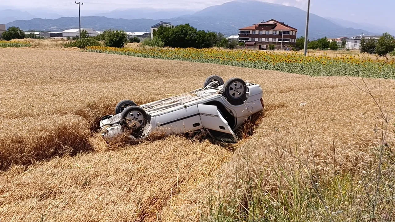Taklalar atan otomobil buğday tarlasına uçtu: 1 yaralı