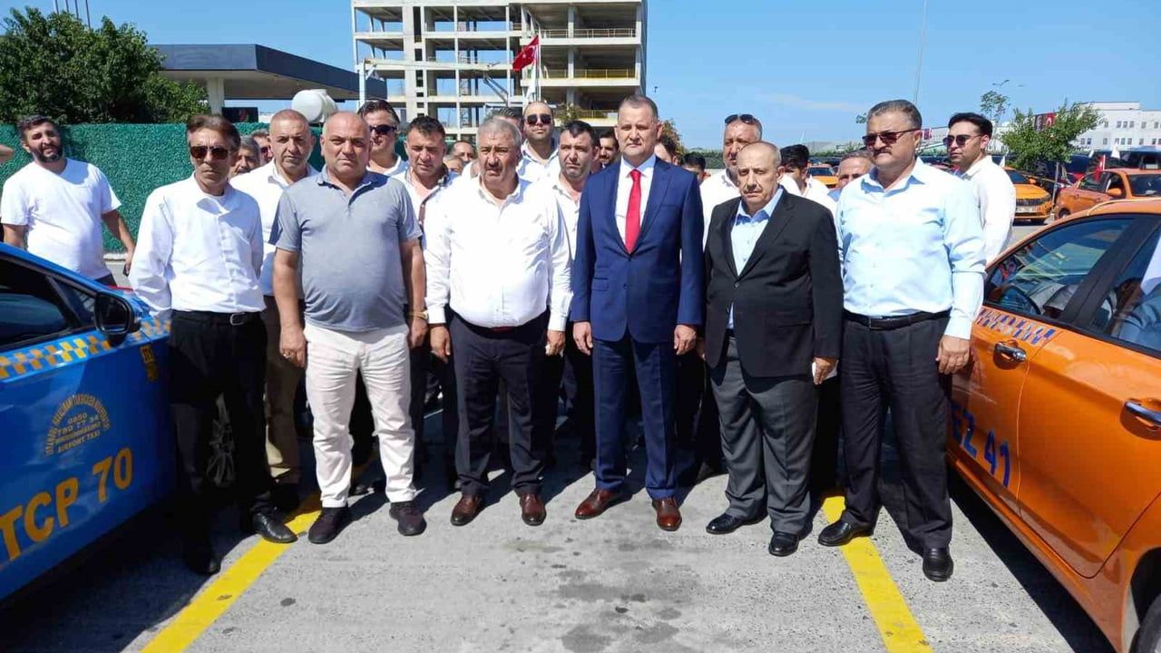 Taksiciler 15 Temmuz kortejiyle Atatürk Havalimanı'na gitti