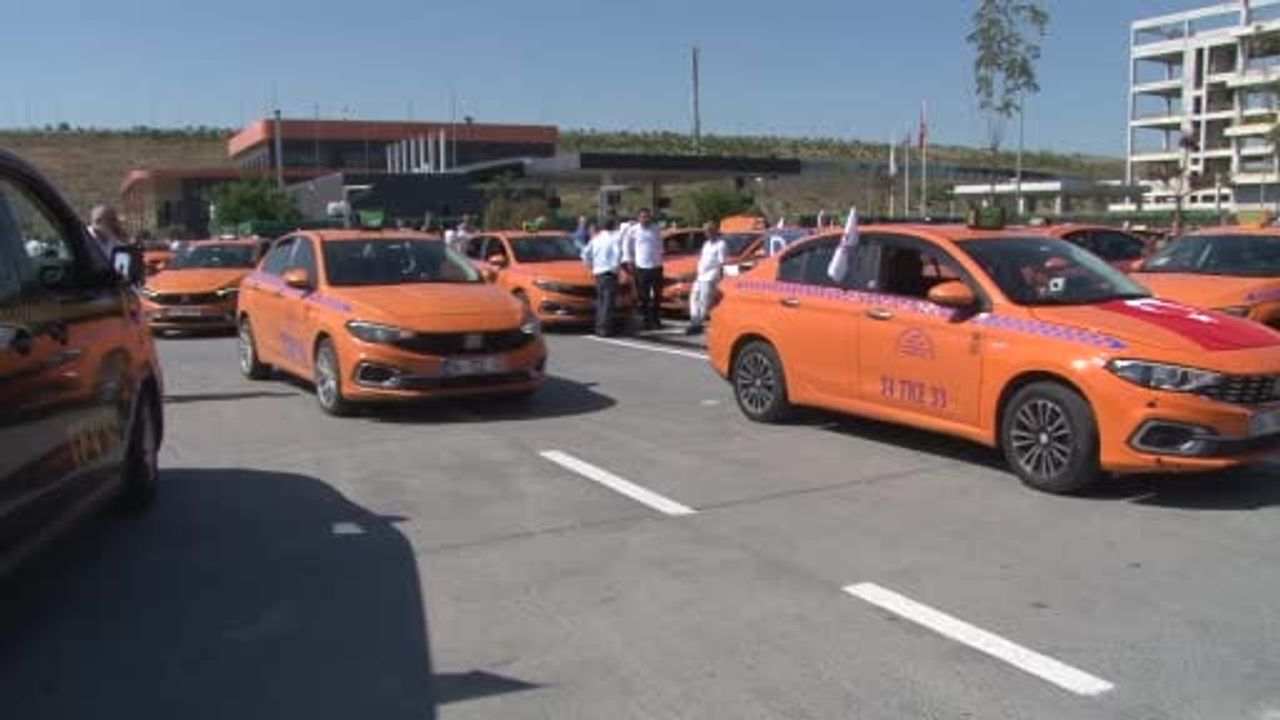 Taksicilerden 253 araçlık 15 Temmuz korteji Atatürk Havalimanı'na doğru yola çıktı