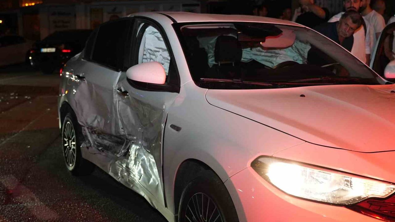 Tali yoldan çıkan araç park halindeki üç otomobile çarptı, beş araçta hasar oluştu