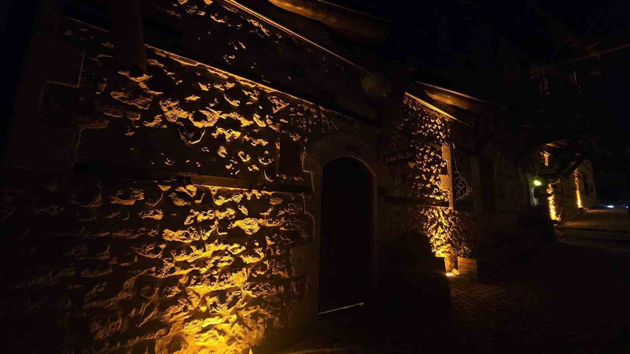 Tarihi Harput Mahallesi’nde gece güzelliği