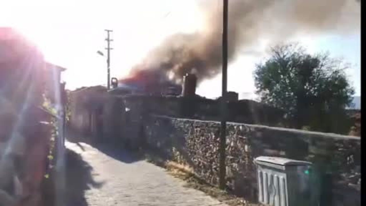 Tarihi Kemer Mahallesi'nde ev yangını kullanılamaz hale geldi