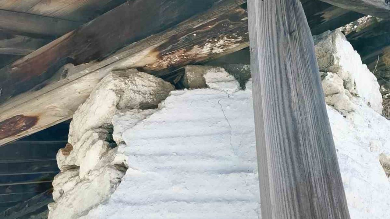 Tarihi Kesen Çeşmesinin çatısı kayma nedeniyle çökme riski taşıyor