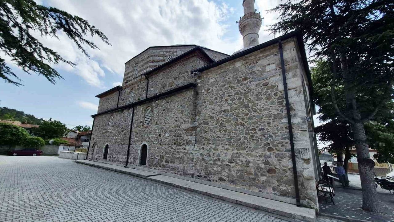 Tarihi Kurşunlu Camisi kıble hassasiyeti ve gizemli simgeleriyle dikkat çekiyor