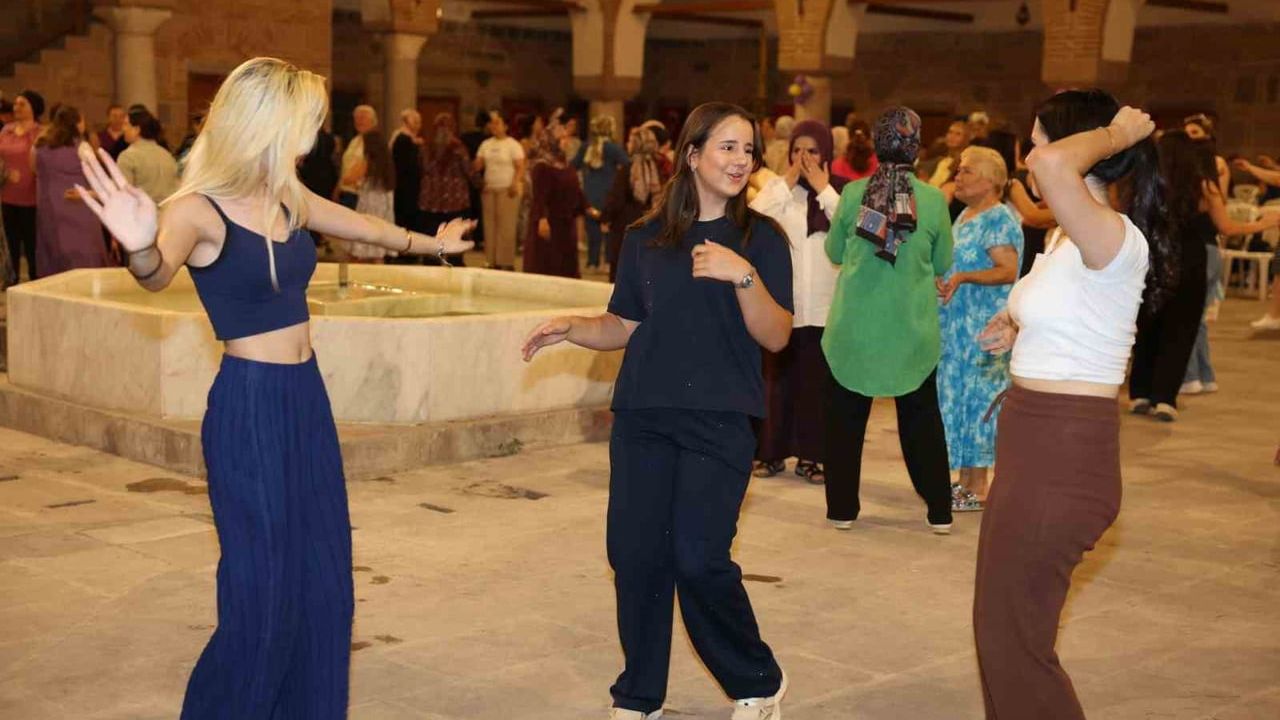 Tarihi Kurşunlu Han'da kadınlar matinesi