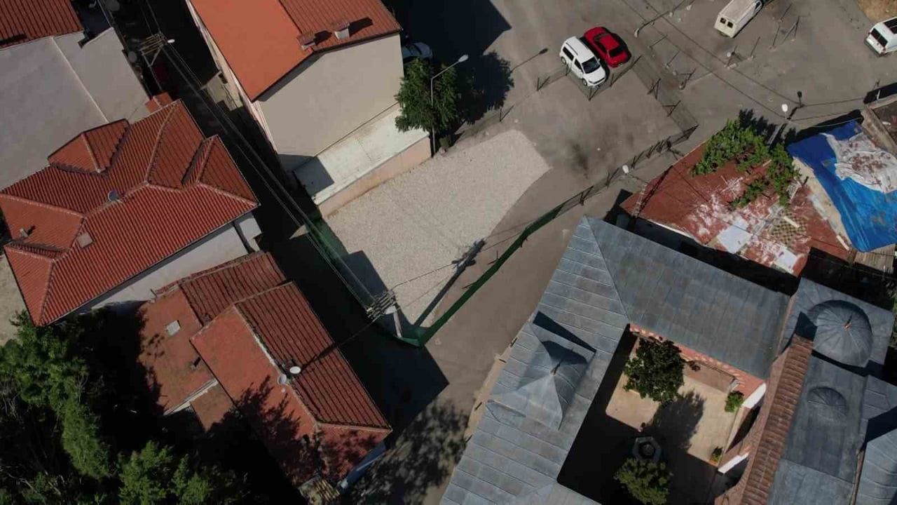 Tarihi mezarın çakıl taşlarıyla örtülmesi mahallede soru işareti bıraktı