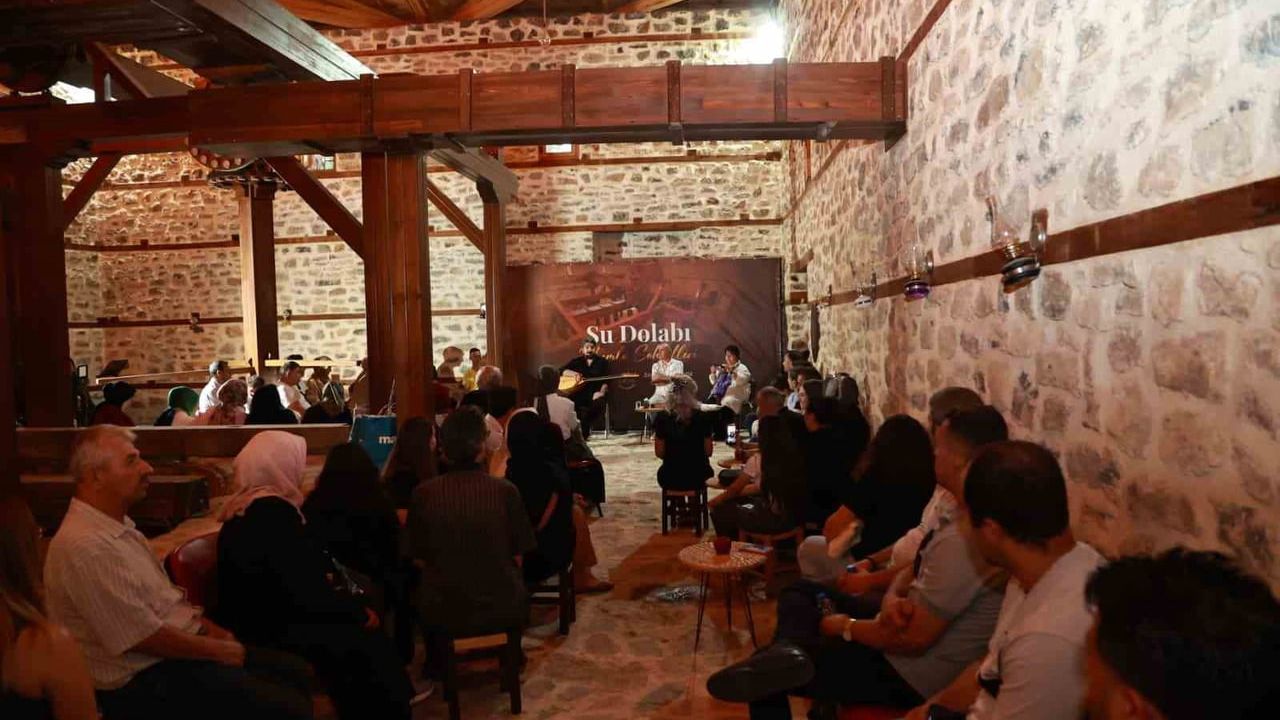 Tarihi su dolabında Neşet Ertaş türküleri seslendirildi