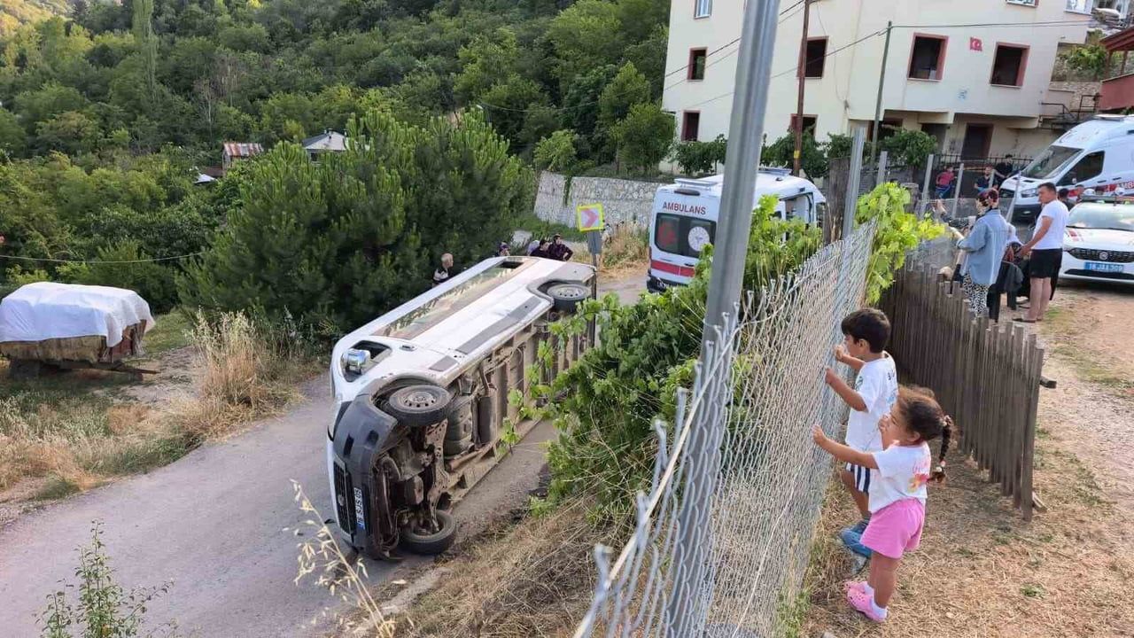 Tarım işçilerini taşıyan servis minibüsü devrildi: 6 yaralı