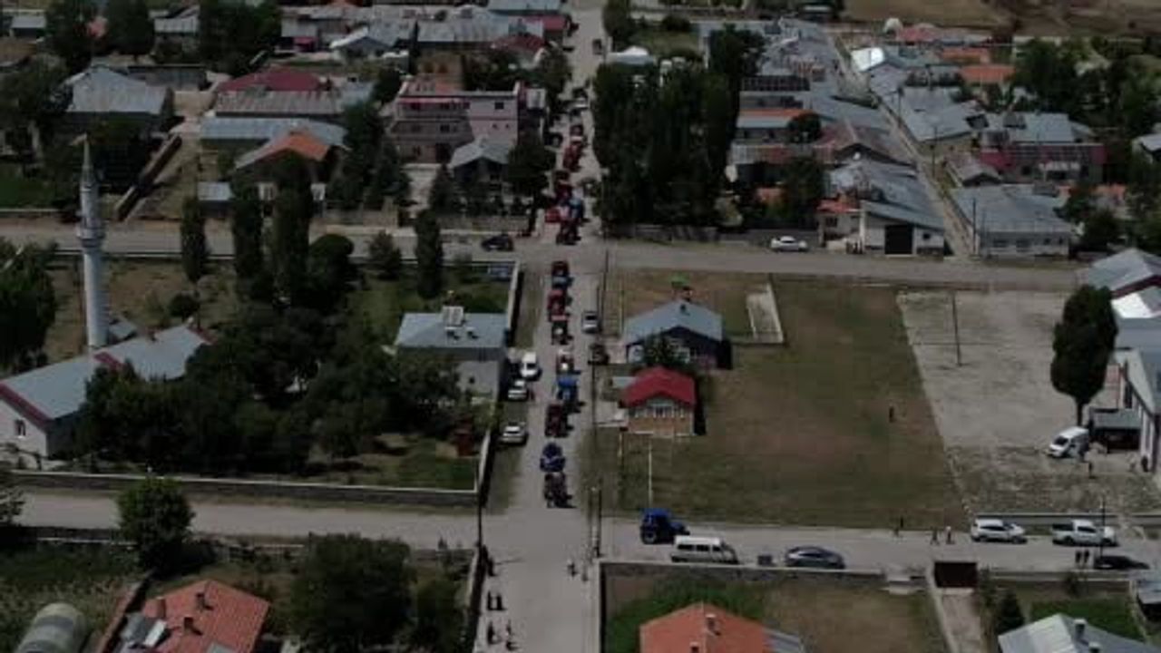 Tarladan sahneye: milyonluk traktör konvoyu ve Karadeniz rüzgârı Van'da buluştu