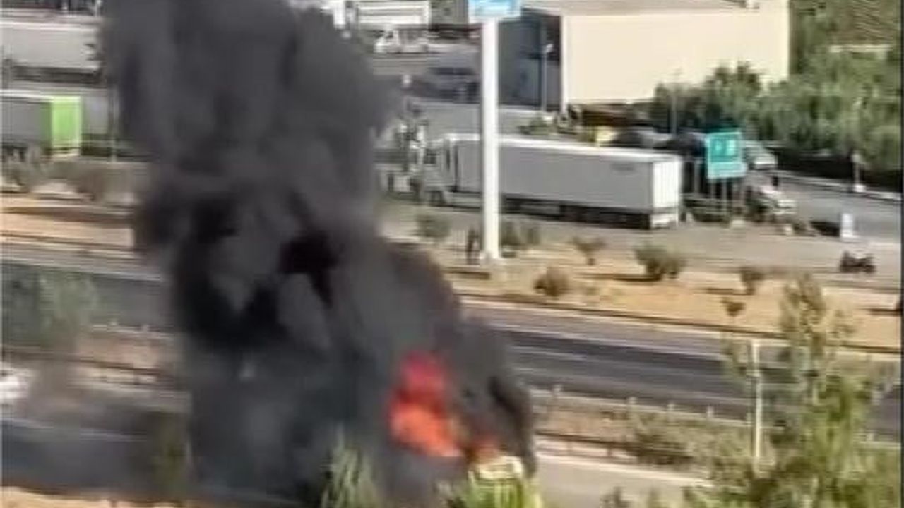 Tarsus'ta 24 ton çikolata yüklü tır alev aldı, çekici kullanılamaz hale geldi