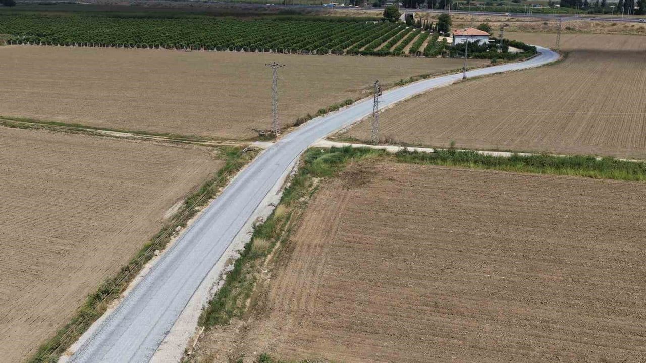 Tarsus'ta kırsal mahallelerde yol çalışmaları sürüyor