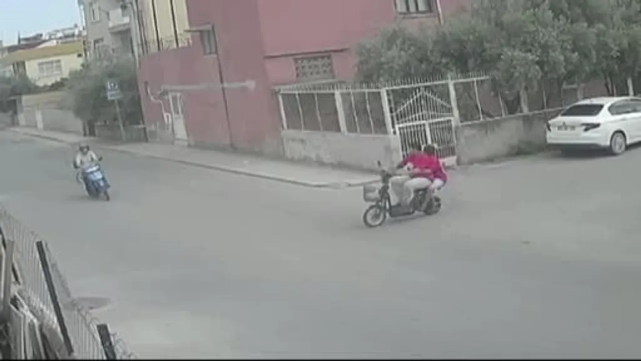 Tarsus'ta motosiklet çarpışması: 3 kişi yaralandı