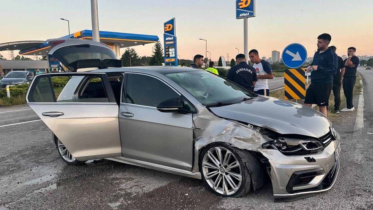 Taşköprü-Kastamonu yolunda çarpışma: iki yolcu hastaneye kaldırıldı