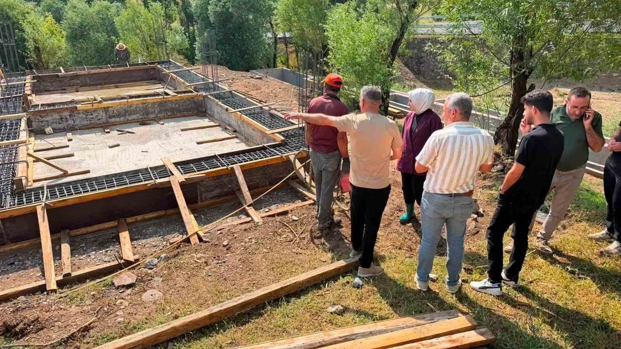Taşlıçay kaymakamı Kübra Baka Kılıç çizmeleriyle şantiye denetiminde